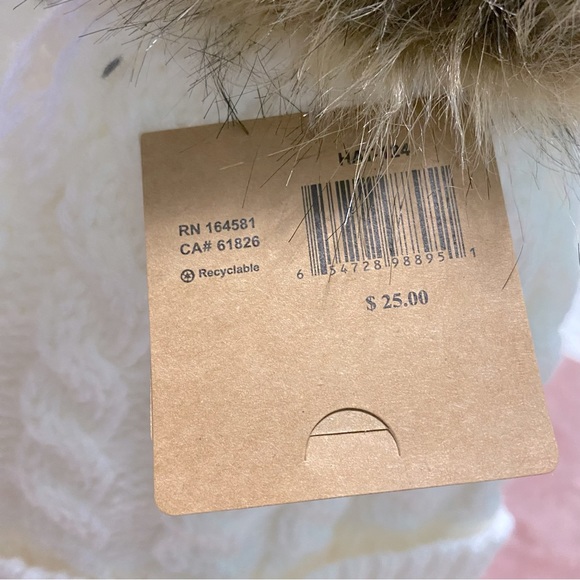 White tuque - Picture 2 of 3